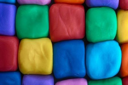 وصفة معجون اللعب المثالية للصغار جداً ( يستطيعون حتى أن يضعوها في فمهم ! )