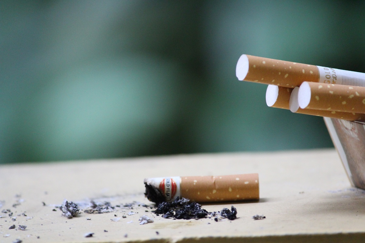 إليكم كيف تتخلصون من رائحة السجائر في المنزل Addiction-ashtray-blur-247040