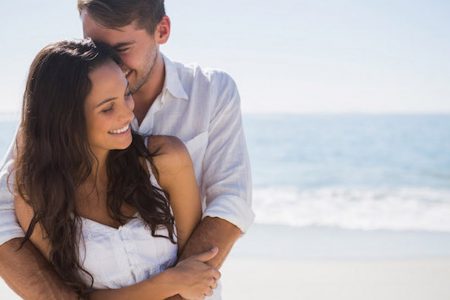 شيء غريب يفعله الرجل عندما يريد التقرب من امرأة