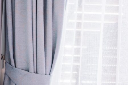 كيف تنظفون الستائر بواسطة الجوارب ( و حيل أخرى ستغيّر طريقتكم في تنظيف المنزل )