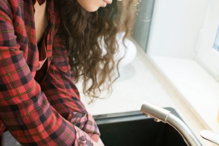 كيف تتفادين انسداد المجلى دائماً (و 5 حيل ونصائح في المطبخ لا تعرفونها)