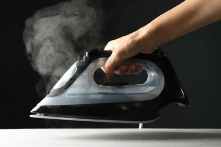 كيف تستعملون مكواة البخار في إصلاح الأثاث المتضرر ( و5 استعمالات لم تخطر ببالكم )