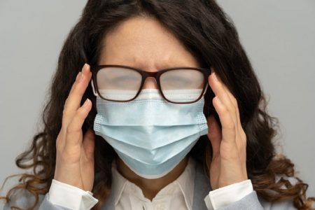 الكمامة: كيف نتجنّب تشكّل البخار على النظّارات؟