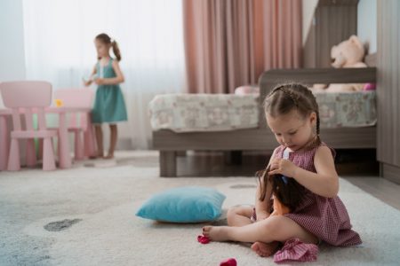 كيف تجعلين شعر الدمية يعود ناعماً جميلاً بعد أن تشعّث ؟