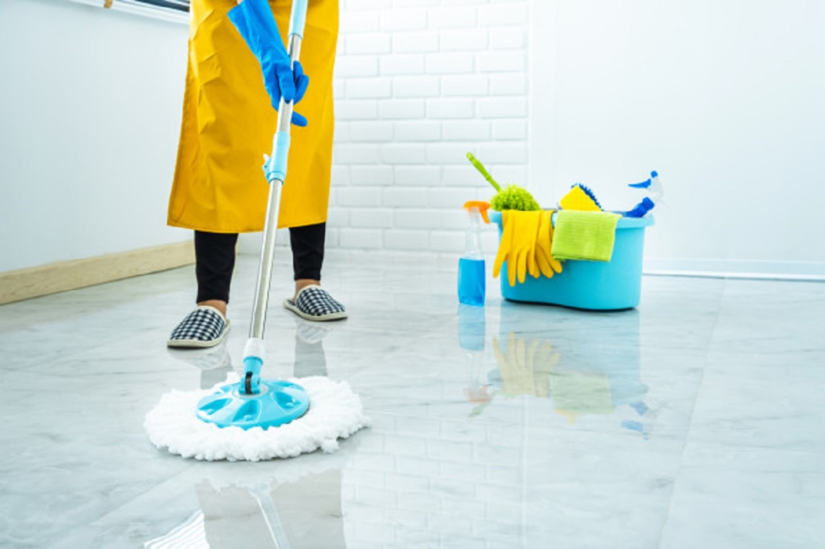 أفضل طريقة لتنظيف البلاط (مع الفواصل والزوايا) بحسب نصائح الخبراء Shiny-floor