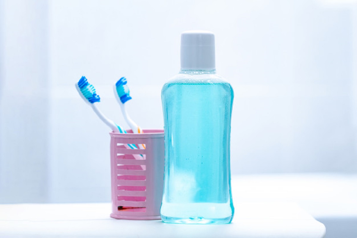 استخدموا غسول الفم لإزالة القشرة والتخلص من رائحة الجوارب وعلاج النباتات (و11 وصفة مفيدة) Mouthwash-1