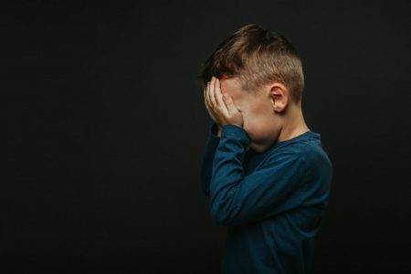 كيف تتصرّفين إذا دخل شيء في عين طفلك: شعرة، حشرة، غبار، رمل أو أي جسم آخر