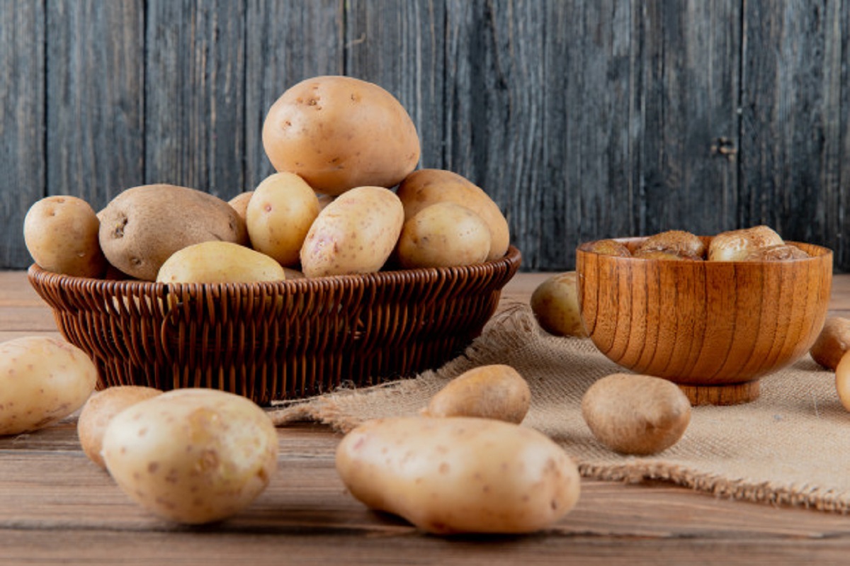 استعملوا البطاطس لتلميع الزجاج والأحذية والفضيات وعلاج 12 مشكلة جلدية (25 وصفة مجربة للصحة والجمال والتدبير المنزلي) Potato