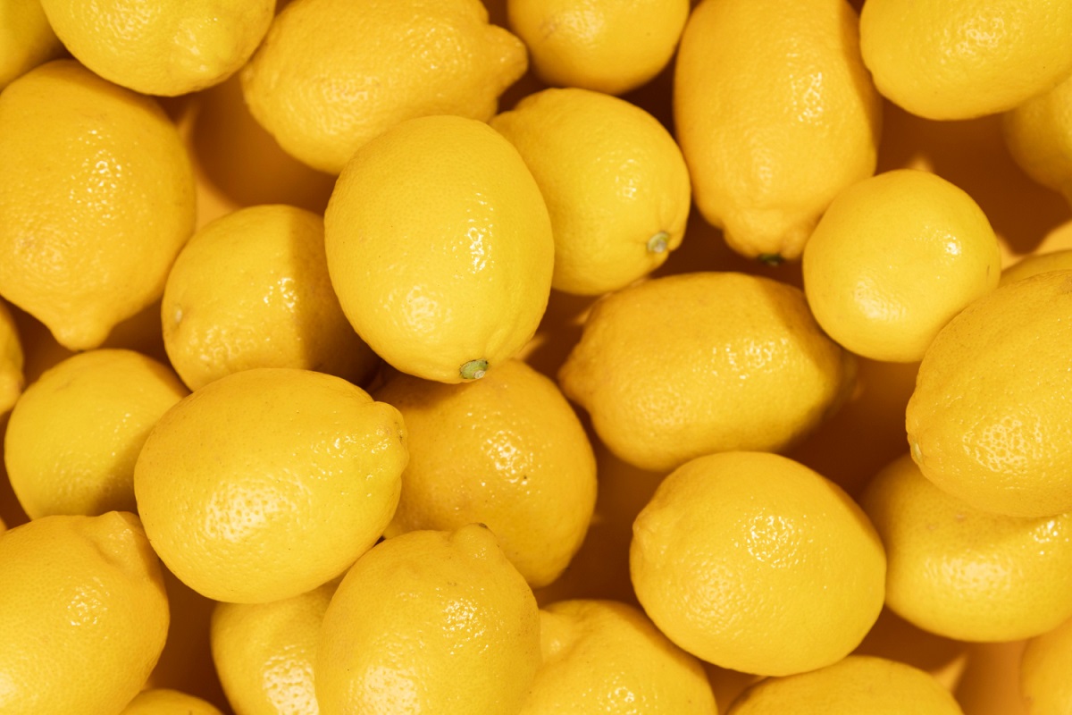 الليمون الحامض لتنظيف البقع
