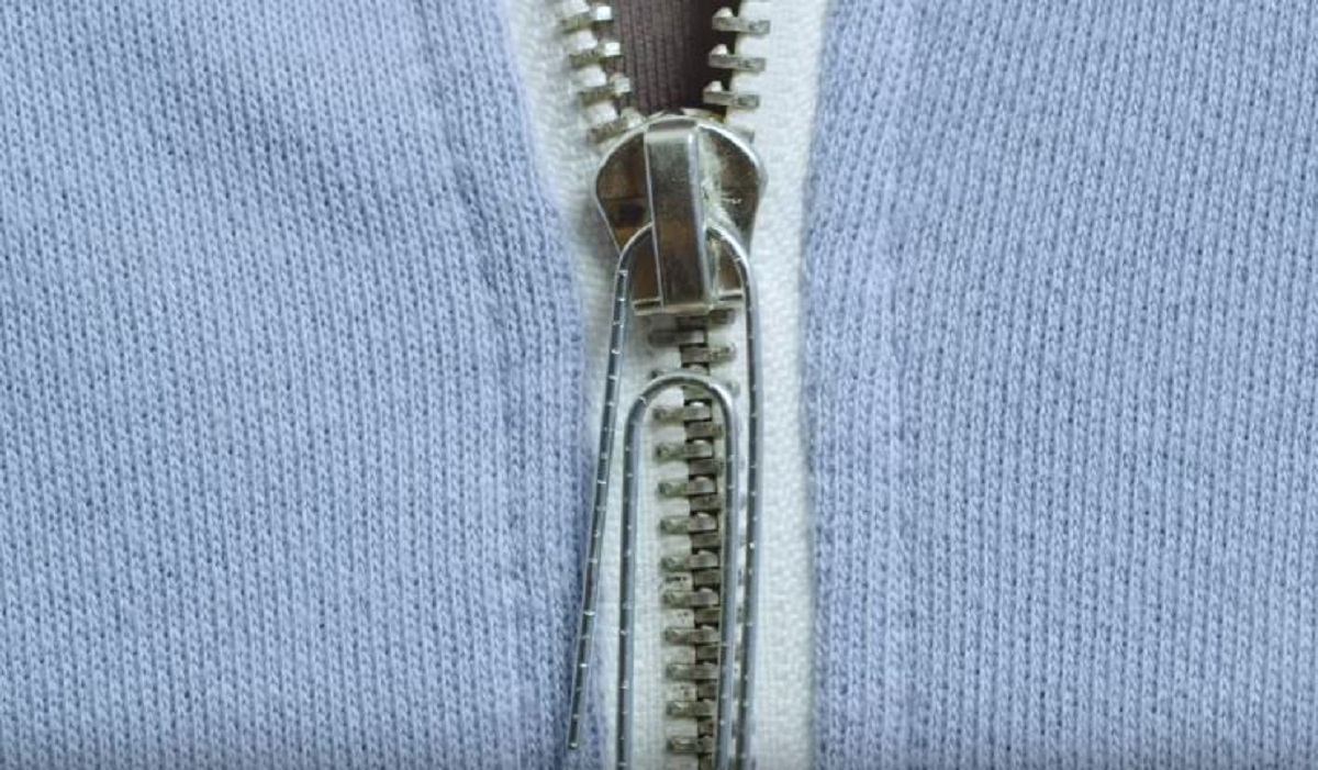 Джинсы молния сломался фиксатор на молнии. Чтобы молния легко застегивалась. Застегивает молнию на куртке. Починить молнию трубочкой для коктейля и зажигалки. Застежка молния на сапоге.