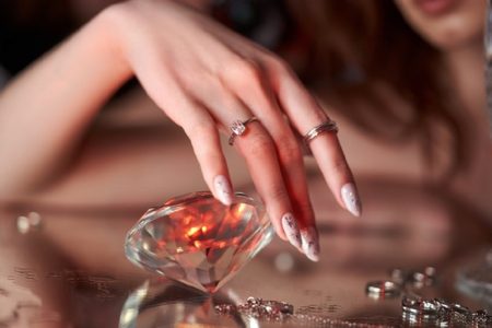 كيف تجعلين خاتماً واسعاً جداً يصبح مناسباً لمقاس إصبعك بدون أي تعديلات ؟!