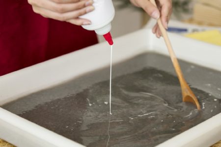 كيف تزيلون الغراء عن الملابس بدون أن يتلفها أو يترك أثراً ؟