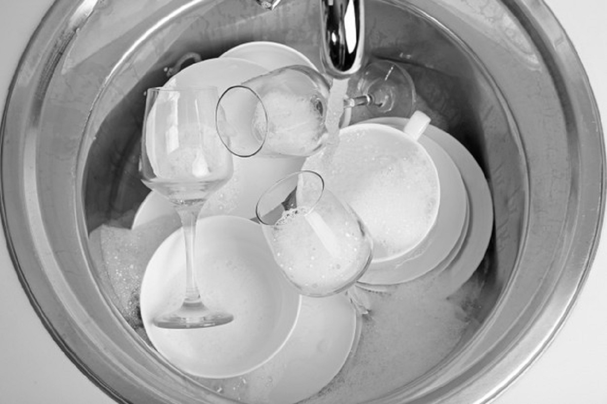 Нельзя мыть посуду в гостях примета. Разбитая посуда в раковине.