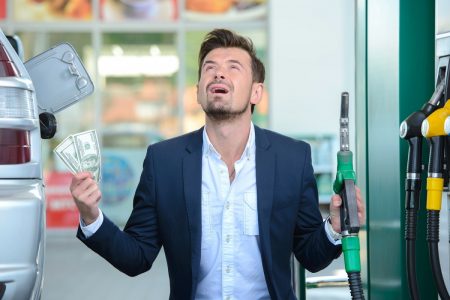 5 حيل ناجحة للتقليل من استهلاك سيارتكم للوقود (ستشعرون بالفرق على الفور !)
