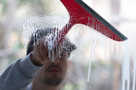 أسرار المحترفين للحصول على زجاج نظيف دون ترك أي آثار