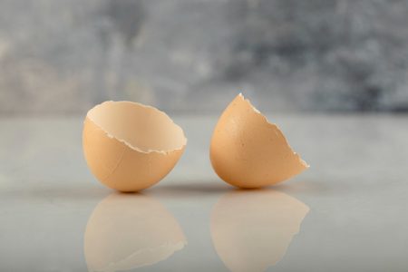 لا ترموا قشور البيض: أعيدوا استخدامها في 5 أفكار مفيدة وجميلة!