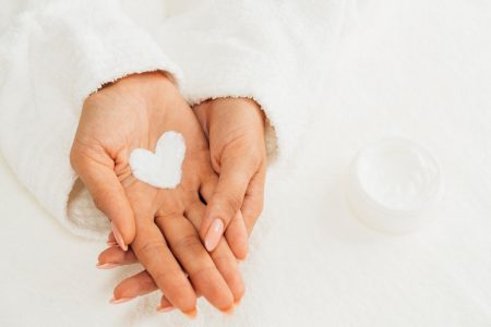 7 وصفات طبيعية لتنعيم وترطيب يديك