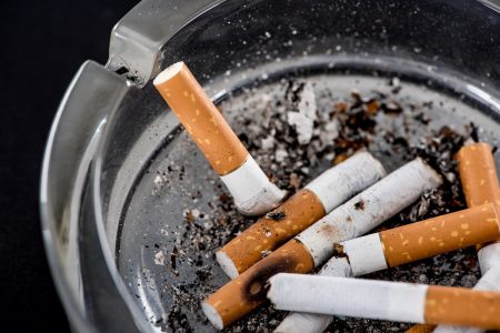 كيف تتخلصون من رائحة أعقاب السجائر في المنفضة؟