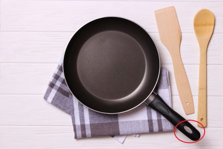 ما هي أهمية الفتحة الموجودة على يد المقلاة؟