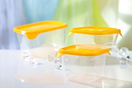 كيف ننظّف علب الطعام البلاستيكية ونجعلها تلمع من شدة النظافة