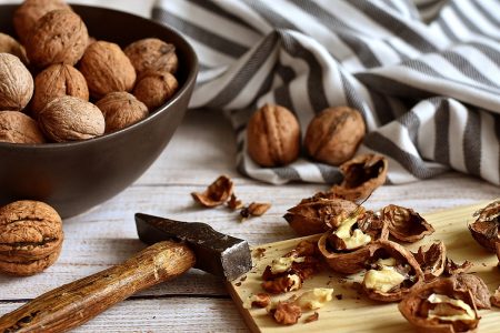 الجوز (عين الجمل): حيل لحفظه وقتاً طويلاً وتقشيره بسهولة وكيفية اختياره