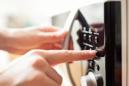طريقة تسخين البيتزا في المايكرويف دون أن تصبح مطاطية
