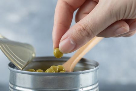 كيف نفتح علبة معلبات من دون فتاحة علب أو سكين