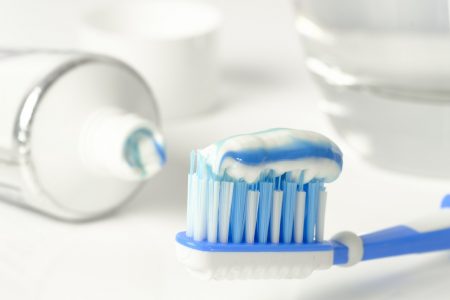 بقع معجون أسنان جافة على الثياب: كيف تزيلونها بسهولة دون أن تترك أثراً؟