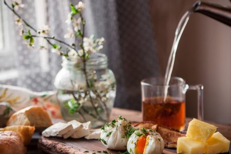 كيف تطهون البيض في بضع ثوانٍ من دون ماء ولا زيت