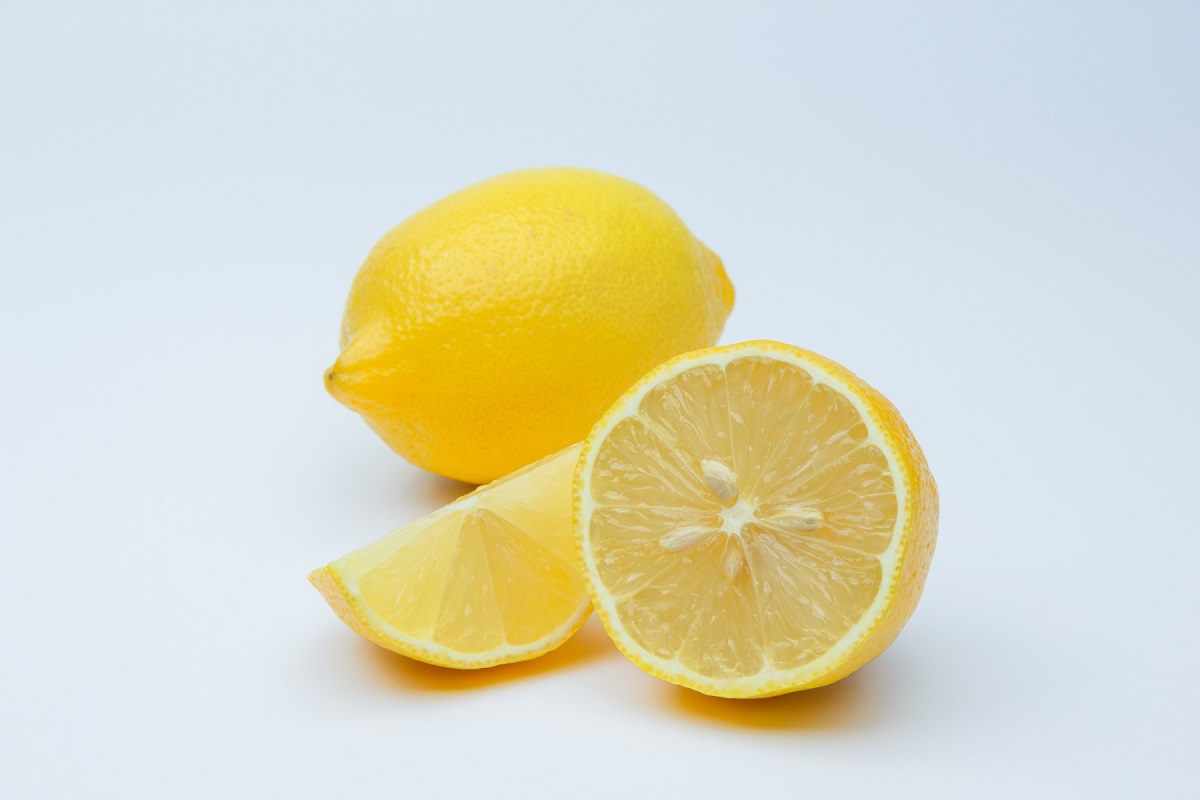 نصف حبة الليمون الحامض